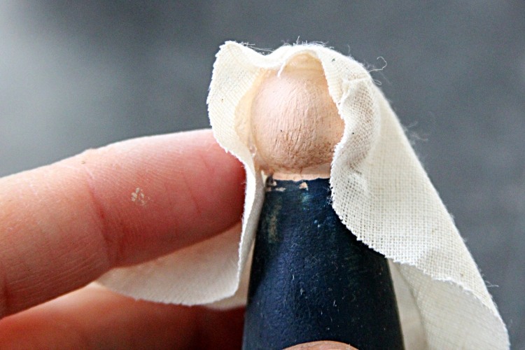 Prilepte šatku na hlavu bábiky transparentným horúcim lepidlom vianočné dekorácie-nápady-urob si sám-vianočná postieľka-drevené figúrky-drotár-maria-ozdoba-kreatívne