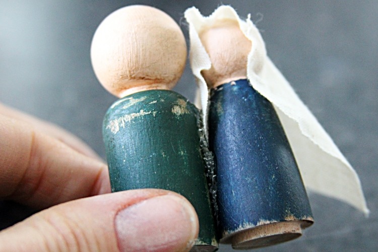 Prilepte figúrku Jozefa a Máriu k sebe vianočné dekorácie-nápady-urob si sám-vianočná postieľka-drevené figúrky-farba-drotár-maria-josef