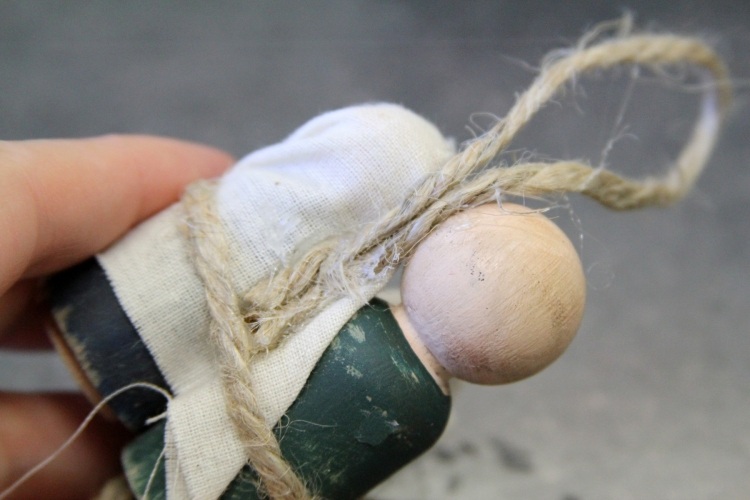 zaistite šnúru na zavesenie na zadnej strane figúrok vianočné dekorácie-nápady-urob si sám-vianočná-betlehem-maennchen-špagát-drevo-drotár