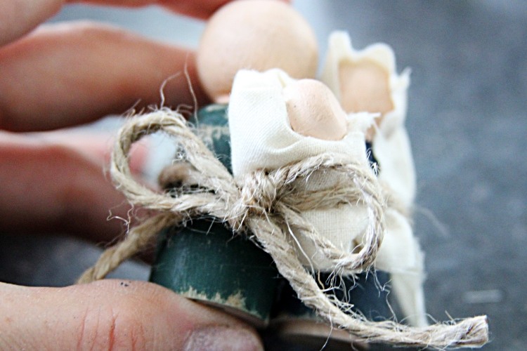 Detskú bábiku prilepte pred ďalšie dve a zaviažte ju šnúrkou vianočné dekorácie-nápady-urob si sám-vianočná postieľka-drevené figúrky-drotár-farba-ježiš-maria-josef