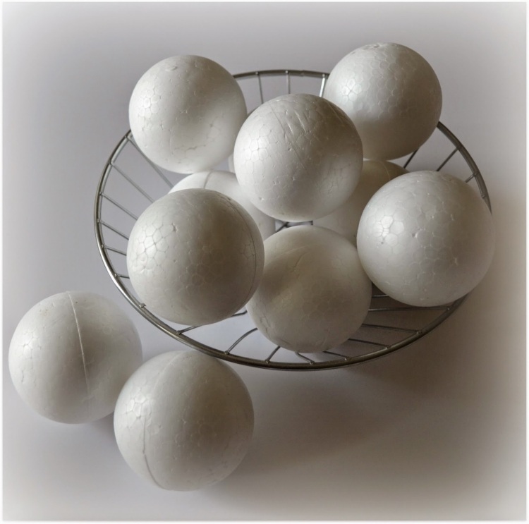 Vyrobte si krásnu vianočnú loptu z polystyrénových guličiek vianočné dekorácie-nápady-urob si sám-vianočné dekorácie-lopta-drotár-polystyrénová guľa-biela