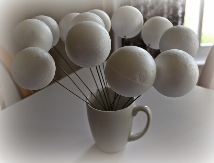 Polystyrénové gule položte na tyčinky, aby ste mohli ľahko vykonávať ručné práce vianočné dekorácie-nápady-urob si sám-vianočné dekorácie-drotár-polystyrénové gule-materiály