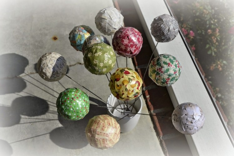 Hotové guľky nechajte uschnúť na vzduchu a na slnku Nápady na vianočné dekorácie - urobte si to sami - vianočné ozdoby - gule - papieriky - ozdobný papier - farebné