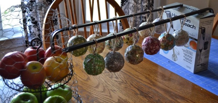 Na každú guľu naviažte šnúrku, ktorou ju zavesíte Nápady na vianočné dekorácie-urob si sám-vianočné dekorácie-ozdoby-kúsky papiera-zavesené-suché