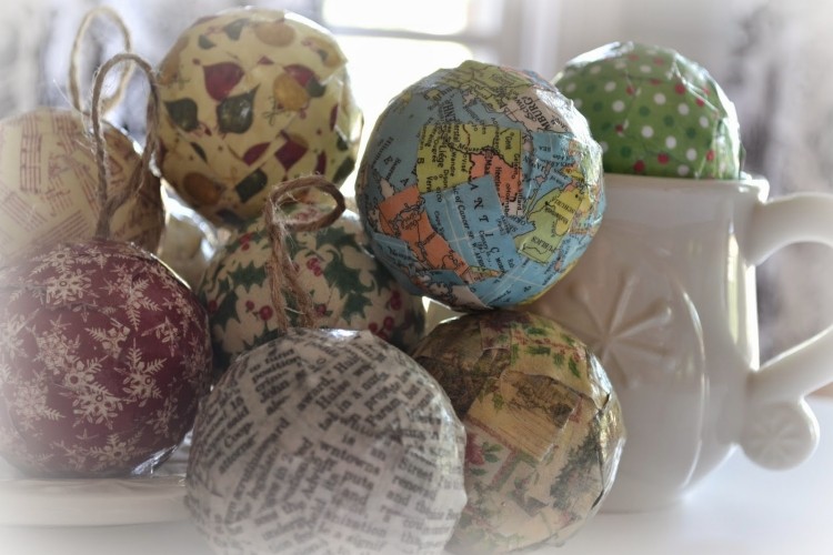 vyrobte si krásne vianočné ozdoby z polystyrénových gúľ a papiera Nápady na vianočné dekorácie-urob si sám-vianočné-ozdoby-vianočné gule-kúsky papiera-tyčinka-ozdoba