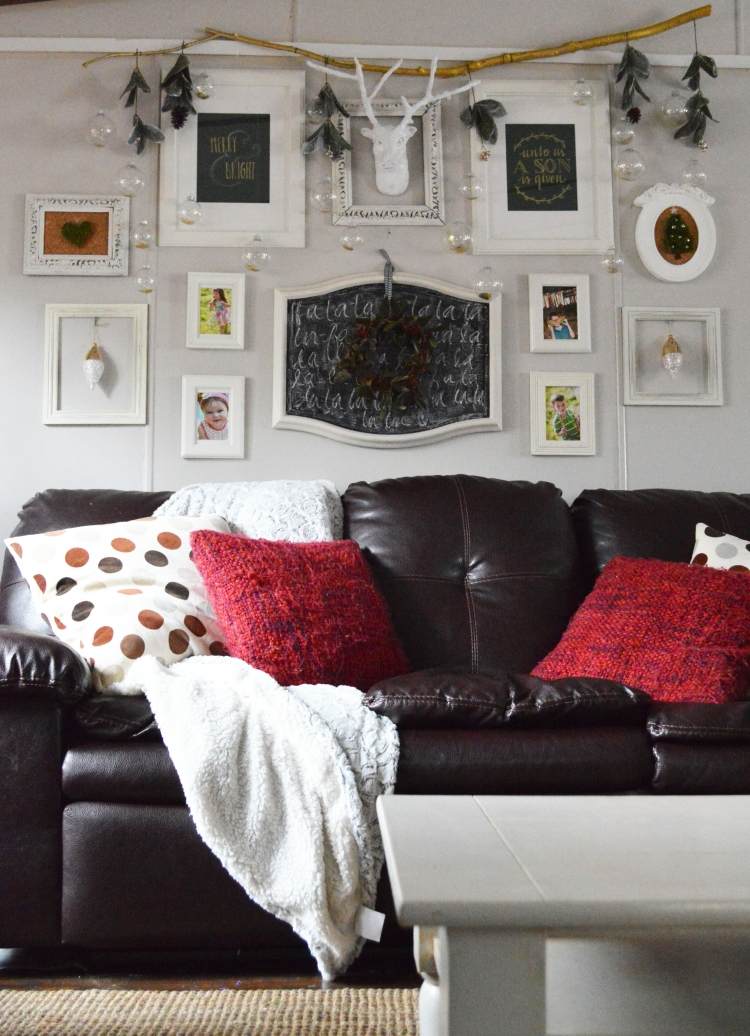 moderná vianočná dekorácia - vetva v zlate, parohy zo sadry a niekoľko fotografií a rámov na obrázky Nápady na vianočné dekorácie-urob si sám-vianočné dekorácie-vianočné gule-konár-zlatý-jednoduchý-jednoduchý