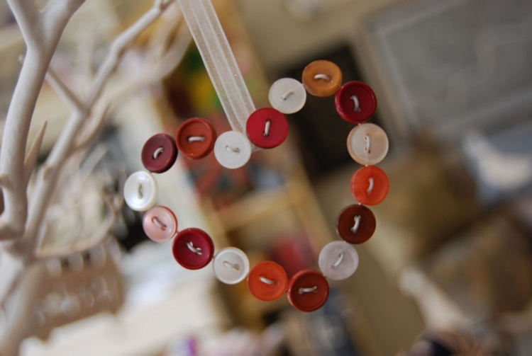 Vianočné dekorácie z malých gombíkov - srdiečka vianočné dekorácie-nápady-urob si sám-vianočné dekorácie-srdiečka-gombíky-červeno-biele