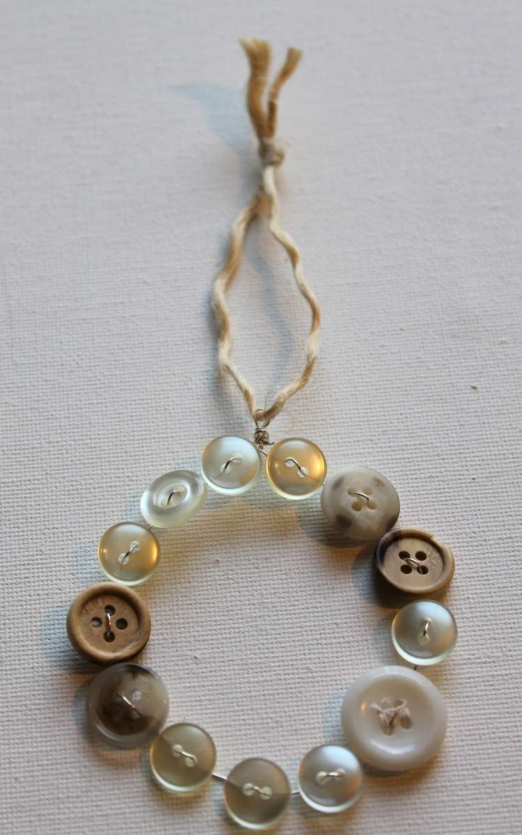 Vyrobte si vianočné ozdoby z malých gombíkov a drôtu vianočné dekorácie-nápady-urob si sám-vianočné dekorácie-kresba-gombík-béžová-biela-koláč