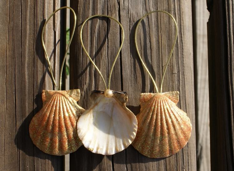 Vianočné ozdoby z mušlí maľované zlatom vianočné dekorácie-nápady-urob si sám-vianočné dekorácie-škrupina-zlaté-trblietky-námorné