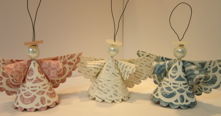 malí, nežní anjelikovia z čipkovaných doličiek a perly na hlavu vianočné dekorácie-nápady-urob si sám-vianočné dekorácie-anjel-perla-obrúsok-roztomilý