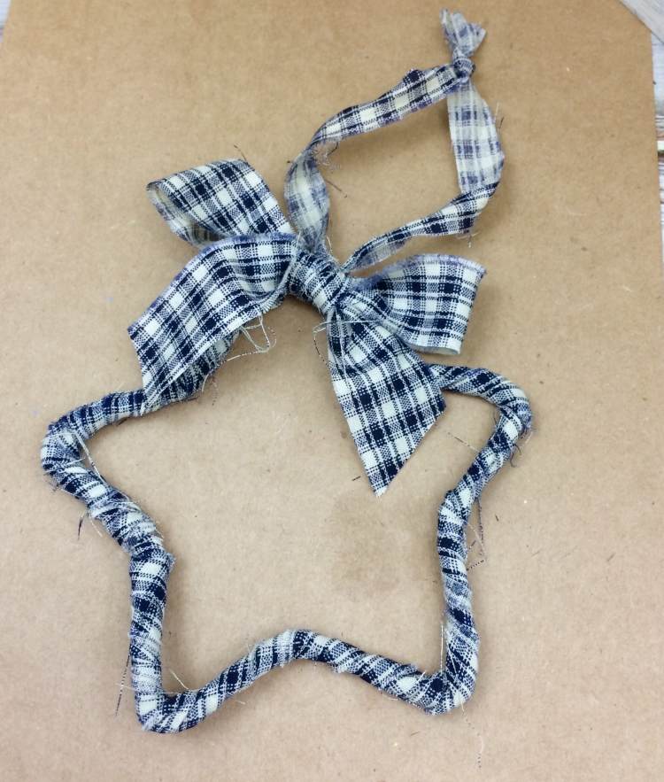 Tinker vianočné ozdoby z drôtu a látky - hviezda vianočné dekorácie-nápady-urob si sám-vianočné dekorácie-hviezdičkový drôt-tuhý károvaný-biely-modrý
