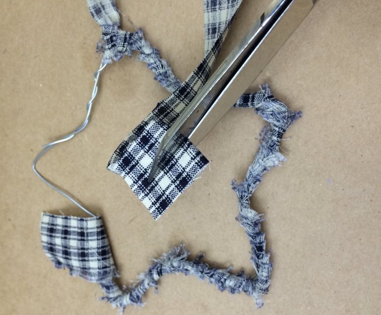 Vyrobte si kreatívne vianočné ozdoby z drôtu a károvanej látky vianočné dekorácie-nápady-urob si sám-vianočné dekorácie-hviezda-látka-kúsky drôtu