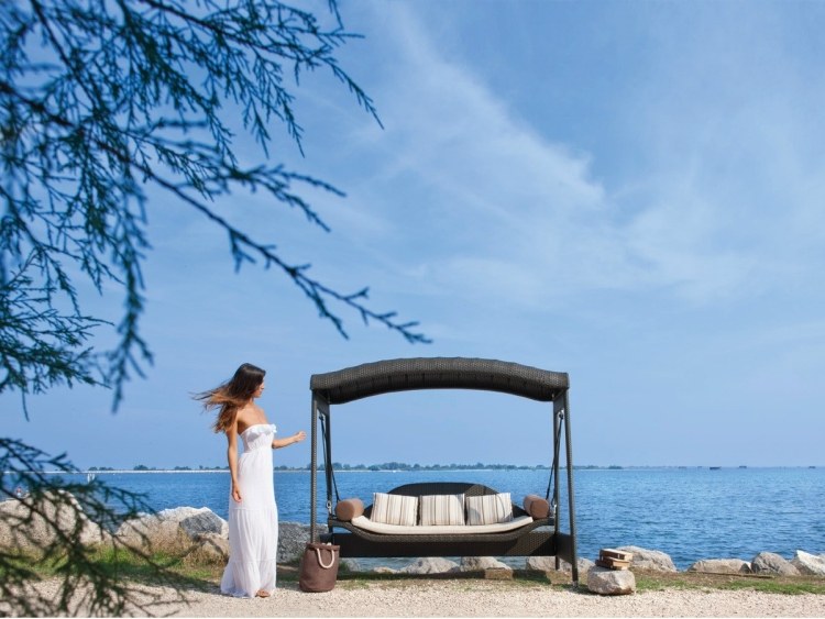 dizajnér-hollywoodske hojdačky-plast-ratan-more-krásne-počasie-žena