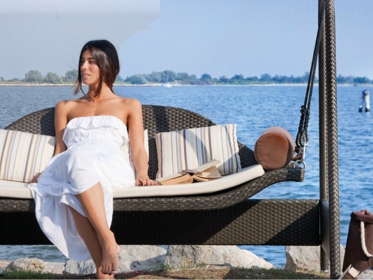 dizajnér-hollywoodske hojdačky-plast-ratan-hnedá-žena-mat-vankúš-béžová-hojdačka