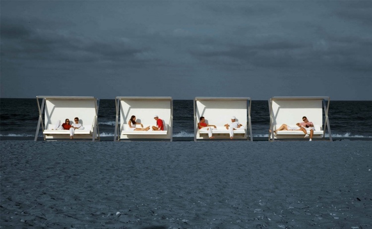 dizajnér-hollywoodske hojdačky-biely-kovový rám-pláž-morské mraky-tmavý