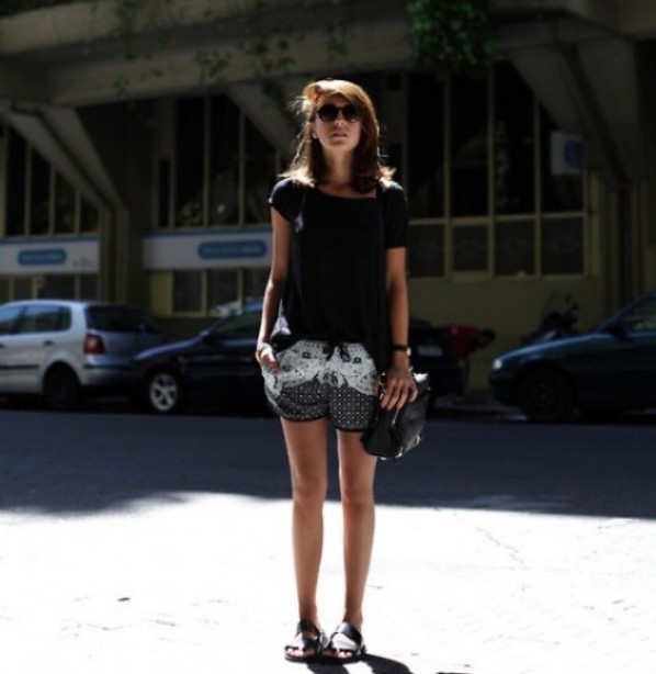 Čiernobiele šortky s čiernym topom a sandálkami čierno-biele-šortky-nápad-pouličná móda