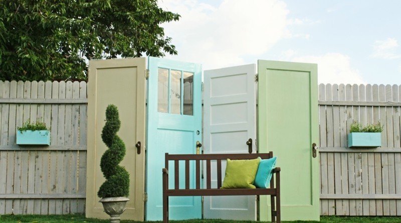 Ochranné clony pre domácich majstrov zo starých dverí Ochranná clona v záhradných dverách, stará recyklačná pastelová farba, plotová lavička