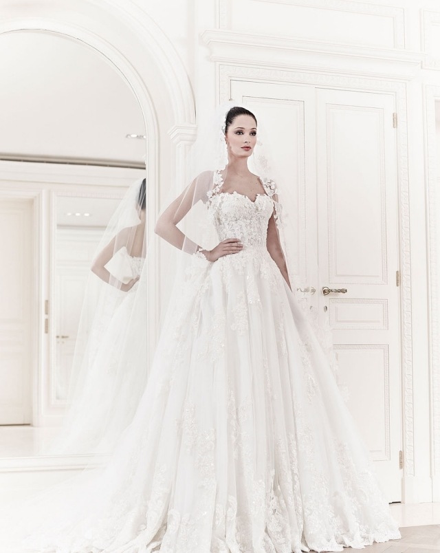 dizajnové svadobné šaty 2014 áčkový čipkovaný závoj s výstrihom srdca dizajnér-svadobné šaty-2014-line-čipka-srdiečko-závoj