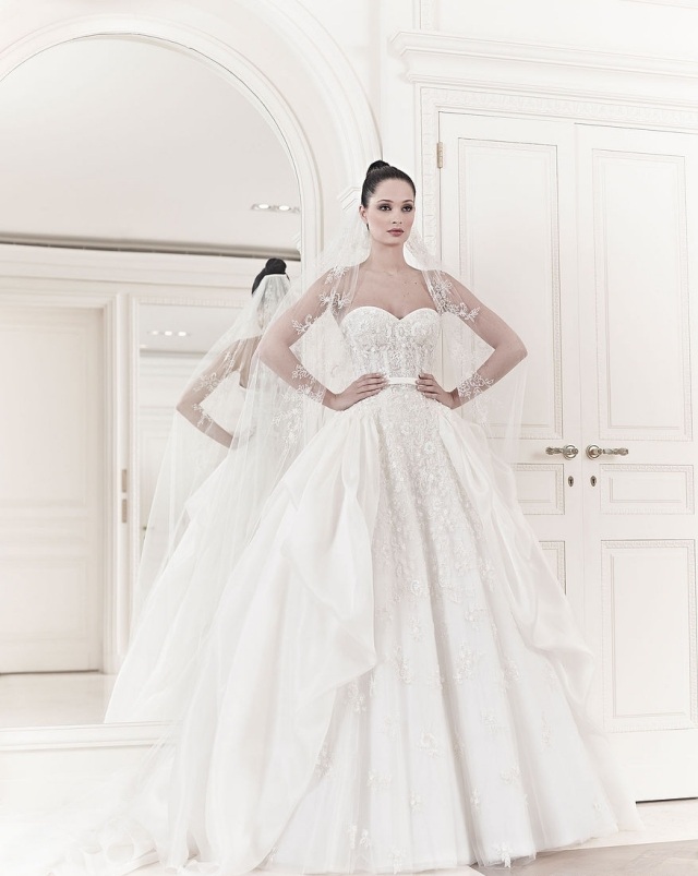 svadobné šaty princezny výstrih srdca s dlhým závojom svadobné šaty-princezná-srdiečkový výstrih-dlhý-závoj