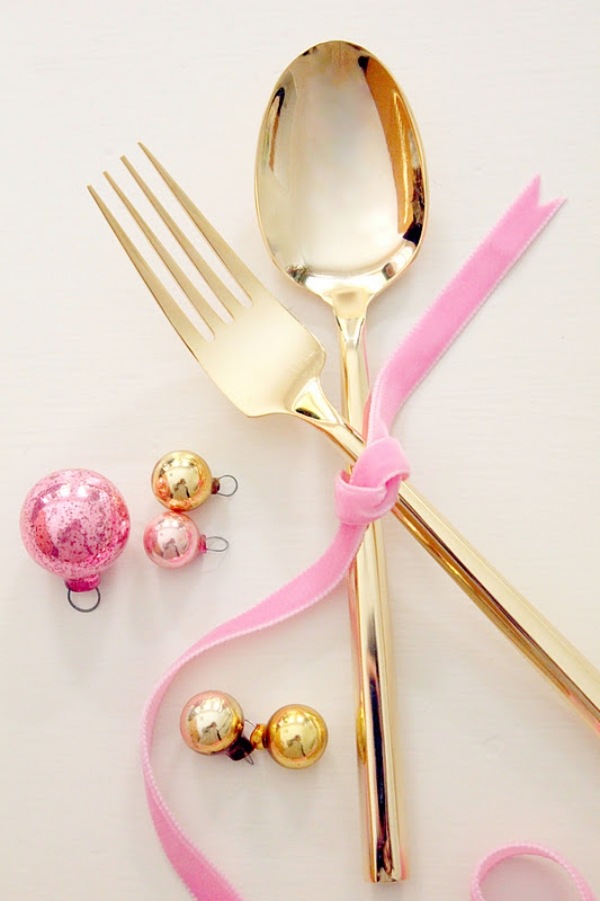 Zlato a ružová sú farbami osláv a lásky zlatý príbor-svadobné-nápady-ružová-farba