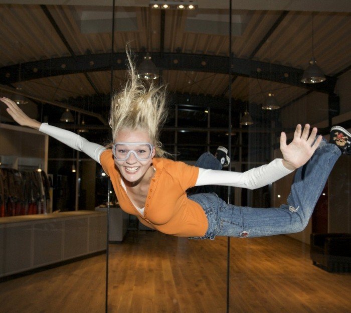 Nápady na dobrodružné darčeky pre priateľov pred rozchodom s lietaním na tele originálne-dobrodružné-darčeky-rozlúčkové-darčeky-priatelia-bodyflying