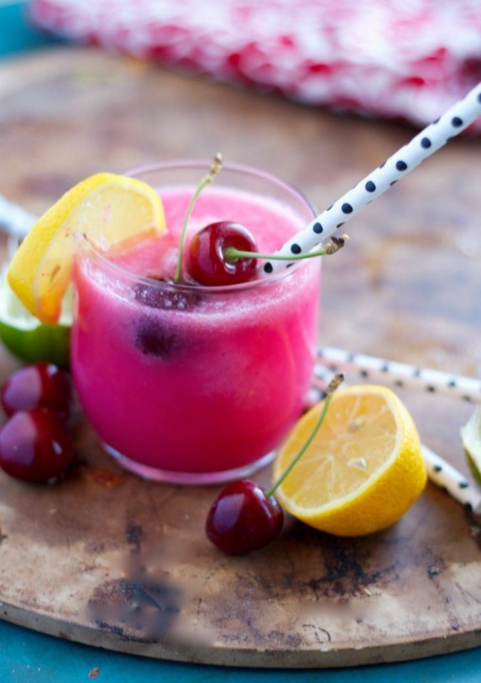 smoothie vyrobené z višní Čerešňové a citrónové smoothie