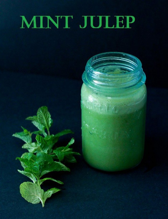 čerstvo vylisované zelené a chutné smoothie Mätovo čerstvo vylisované