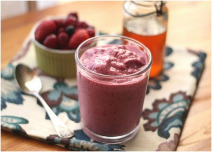 Mandľový antioxidačný nápojový prostriedok Smoothie z mandlí a červených bobúľ