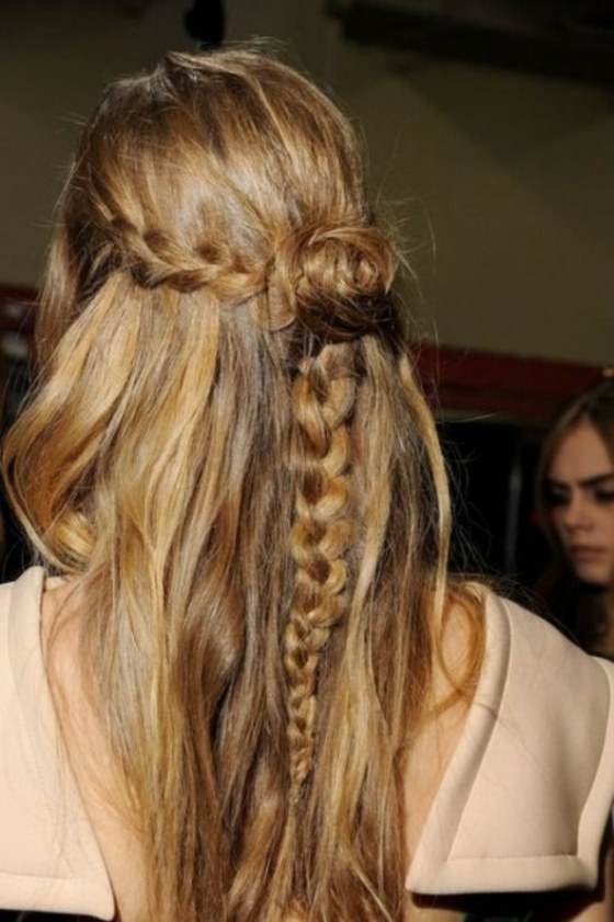 Vrkoč-uzol-von-vlasy-pláž-účes