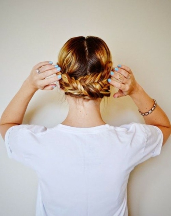 Vzadu pripnite rozlúčkové a biele vrkoče