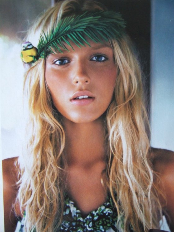 s vlasovými ozdobami-zelené-listy-a-vtáčik-na-čele