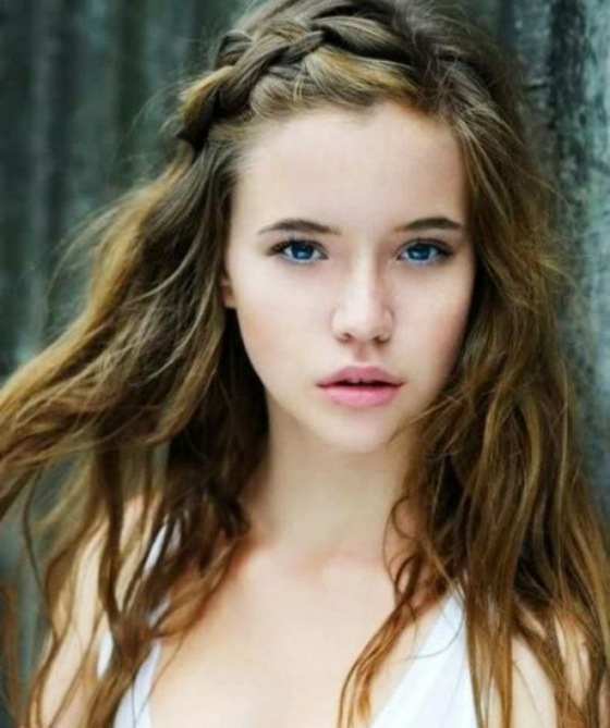 S-jemným copom-nabok-ležérnymi vlasmi