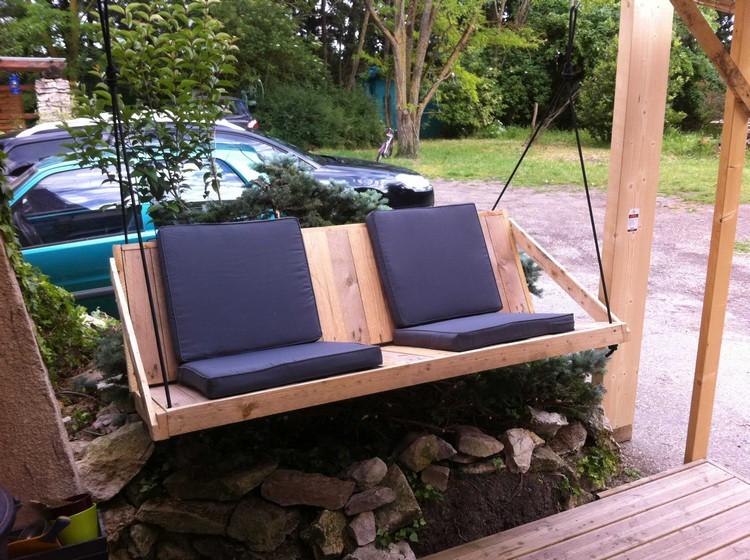 veranda-hojdačka-drevené dosky-čierne sedáky