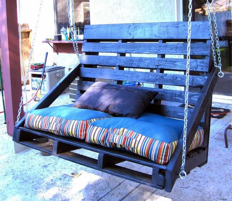 Veranda-hojdačka-stavať-si-čierno-lakované-palety-sedáky-vankúše