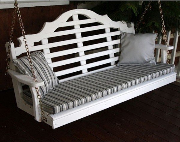 klasické-biele-hojdacie-vankúše-balkón-miesta