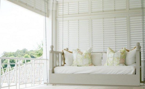 biela-hojdačka-vranda-vankúš-doma