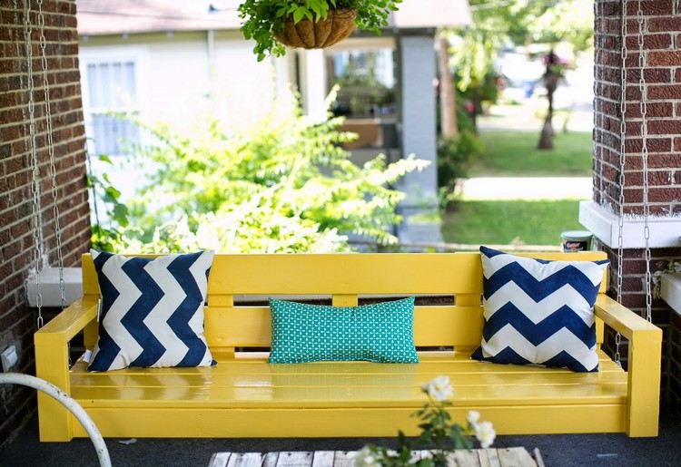 veranda-hojdačka-zlato-lakované-vankúše-viac-pohodlia