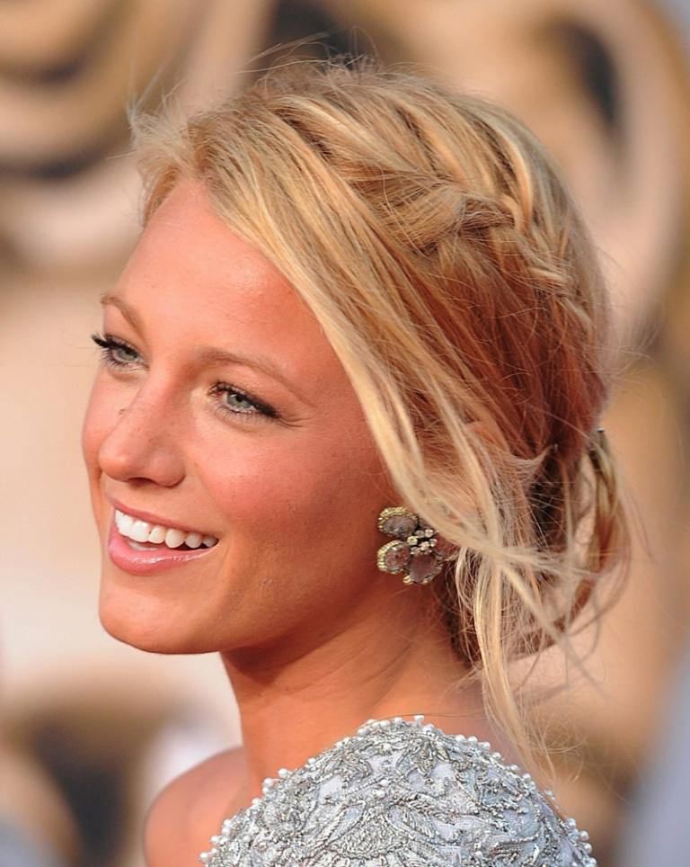 Updo s bočným opletením cool updos pletenec ležérne náušnice blake živé
