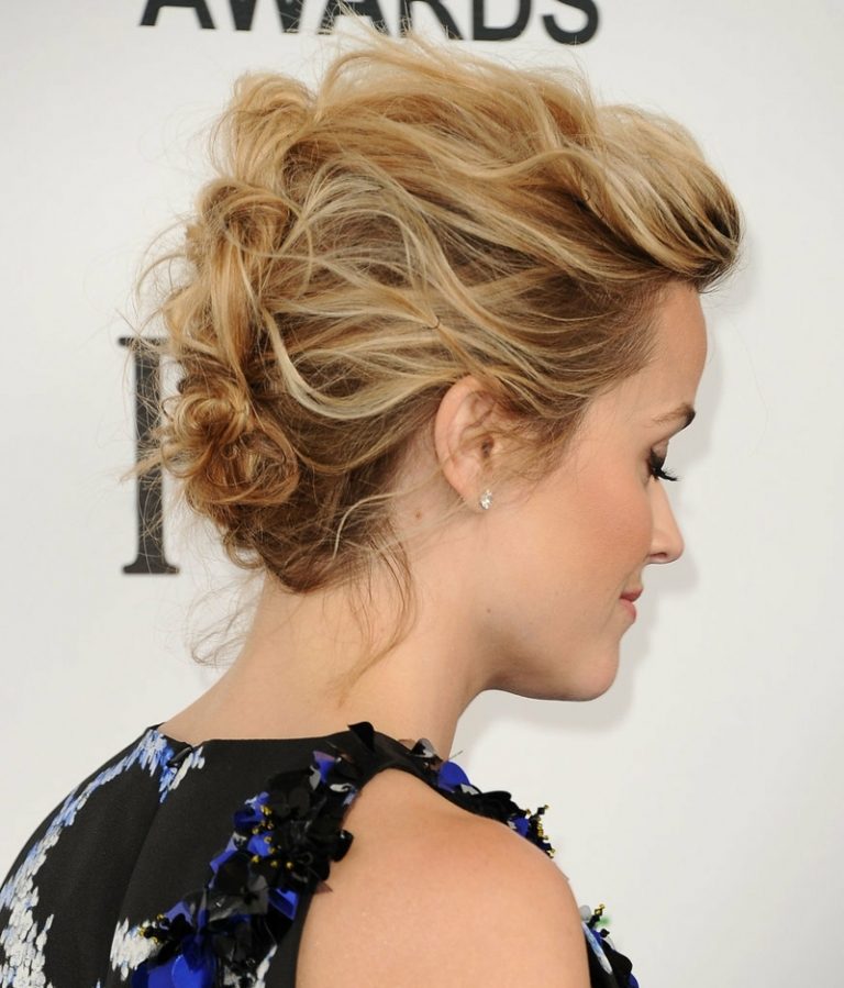 Upravte si vlnité vlasy ako Reese Witherspoon cool updos vlnový vrkoč reese witherspoon nápad