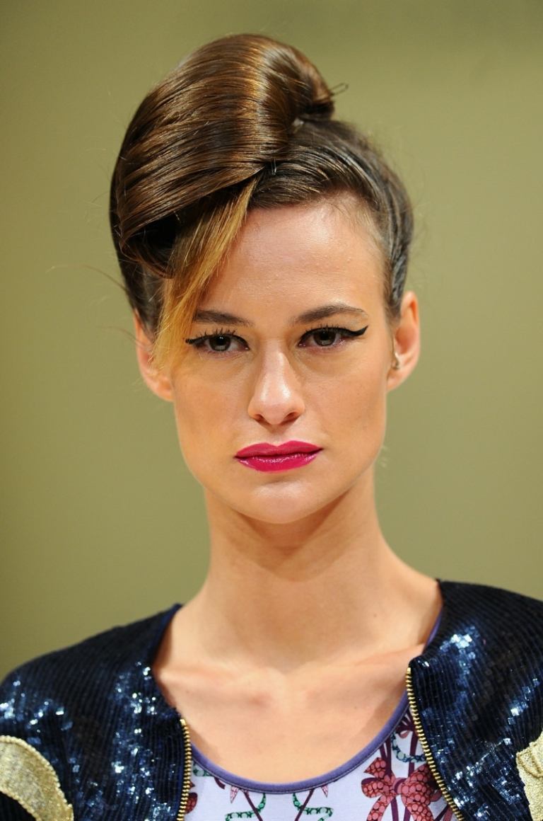 Toto updo je extravagantné a elegantné zároveň cool updos letný nápad skvelý dámsky styling