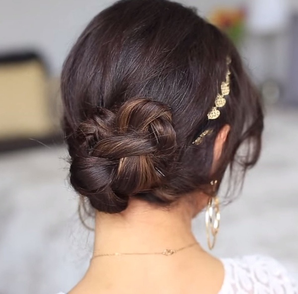 Nízky drdol tvorený niekoľkými strapcami vlasov svadba-updo-účes-nápad-bruneta-chrbát