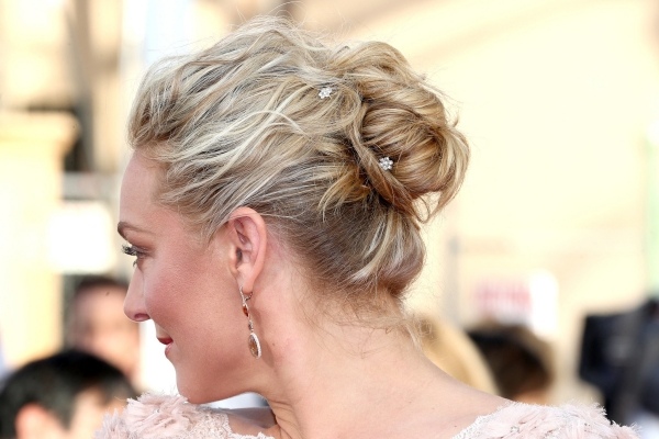 Drdol sa skladá z kučier a je ležérny updo-účes-urob si sám-blond vlasy