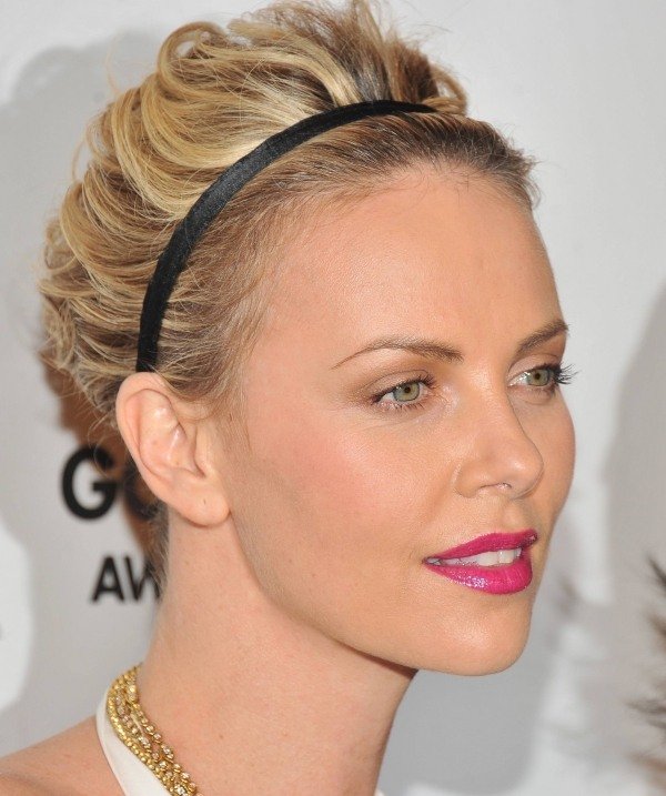 Charlize Terron má na čele čelenku charlize-terron-účes-diadém-vlasový pás