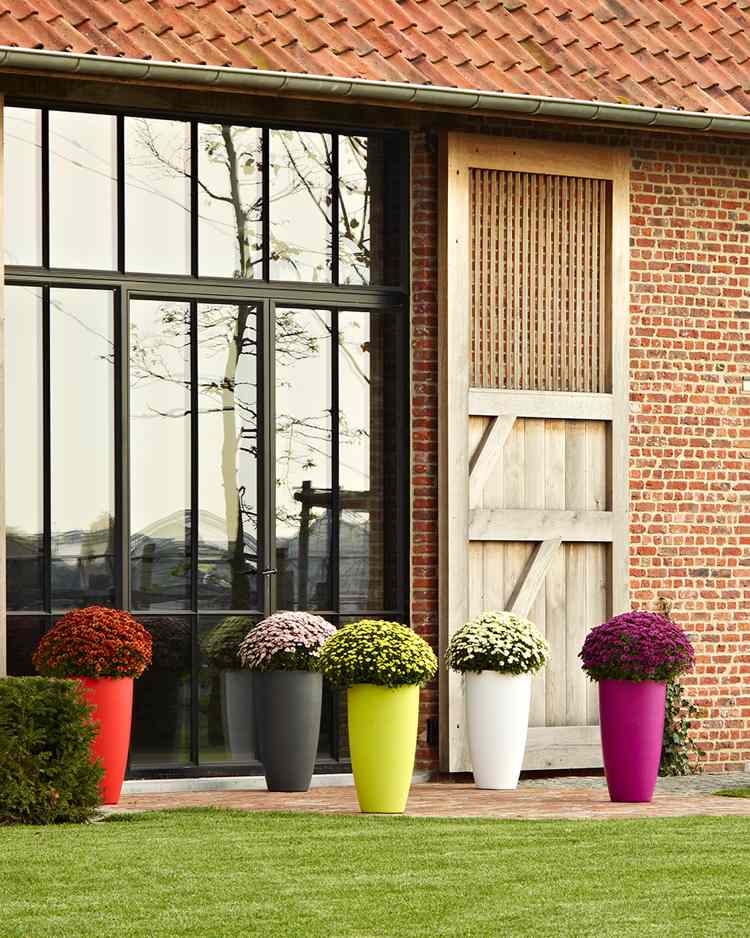 farebné záhradné dekorácie vysoké kvetináče farebné blokovanie