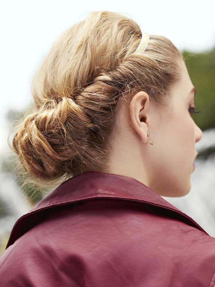 Dospievajúce dievča chignon vlasové pásky obaľujúce pramene