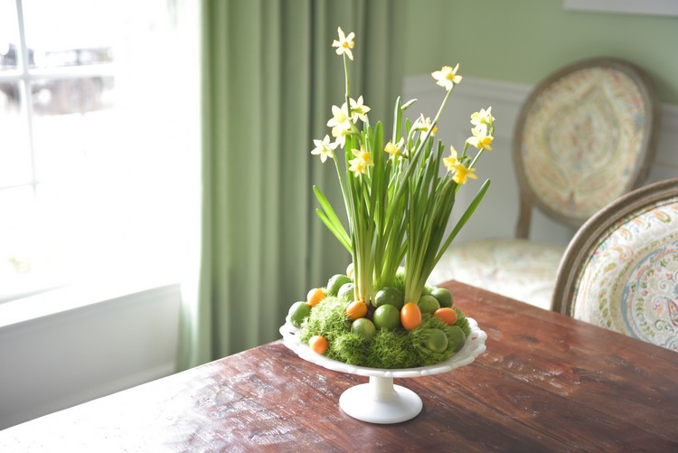 nápady na dekoráciu aranžmán na veľkonočný stôl-stojan na torty-mach-maľované-vajíčka-narcisy