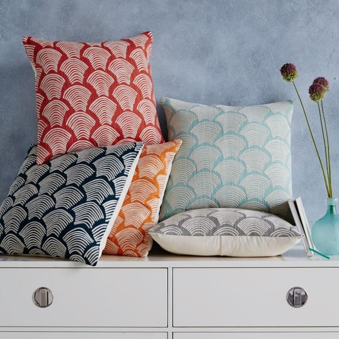 ozdobné obliečky na vankúše, vyšívané motívmi vlnenej nite-mušle-Modrá lagúna dekoračné-obliečky na vankúše-vyšívané-vlnené-nitkové-škrupinové-motívy-Modrá-lagúna