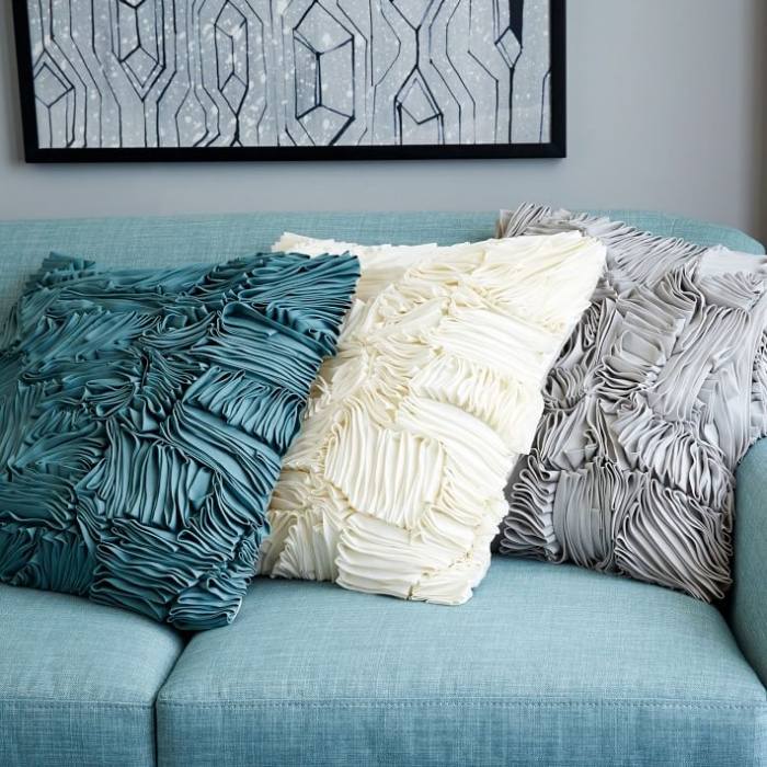 Povlečené vankúše z kolekcie slonovinová, šedá a akvamarínovo-modrá-slonovinová dekoračné vankúše-naberané-slonovinová-svetlošedá-akvamarínová-modrá-slonovinová