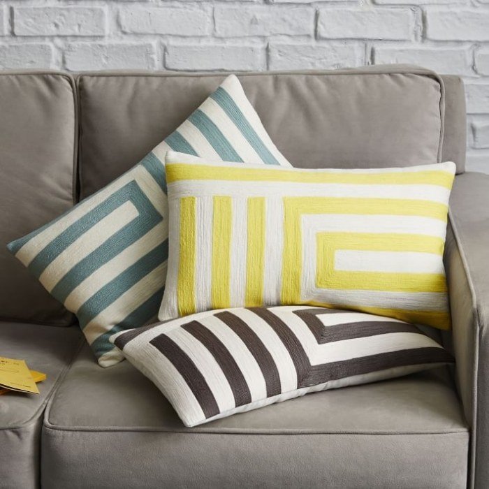 Poťahy na vankúše s pruhmi-čierne, svetlo modré, žlté na bielom pozadí-severné slnko dekoračné vankúše-obaly-geometrické-motívy-čierna-svetlo modrá-žltá-biela-zem-severné-slnko