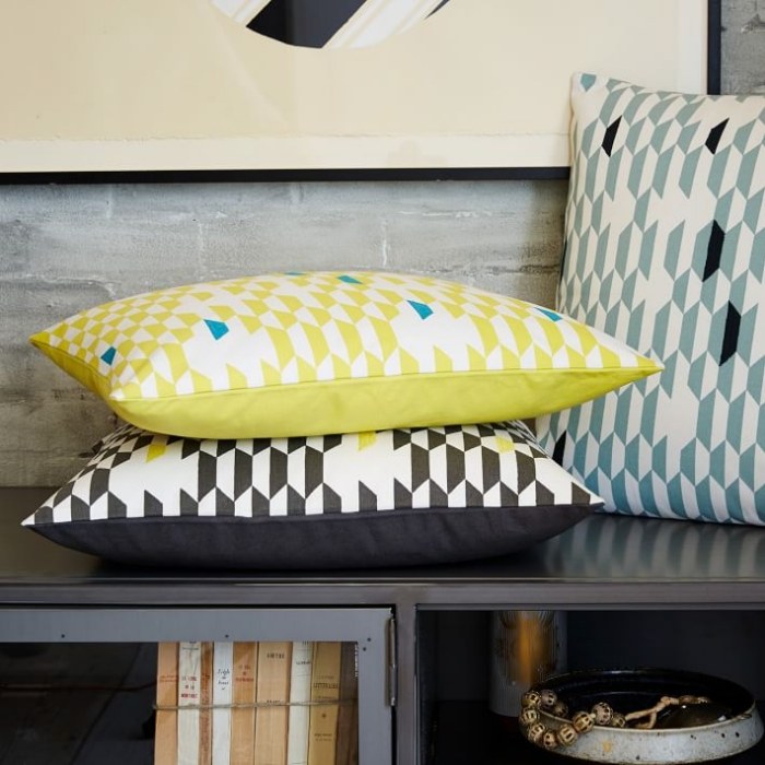 ozdobné obliečky na vankúše v geometrickom dizajne bridlice dekoratívny-vankúš-poťah-geometrický-dizajn-bridlicová-dekorácia obývačky